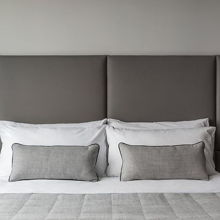 Oakwood Premier Melbourne Aparthotel Exterior photo A bed with a headboard