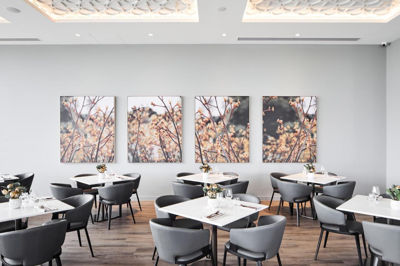 Oakwood Premier Melbourne Aparthotel Exterior photo The interior of the restaurant